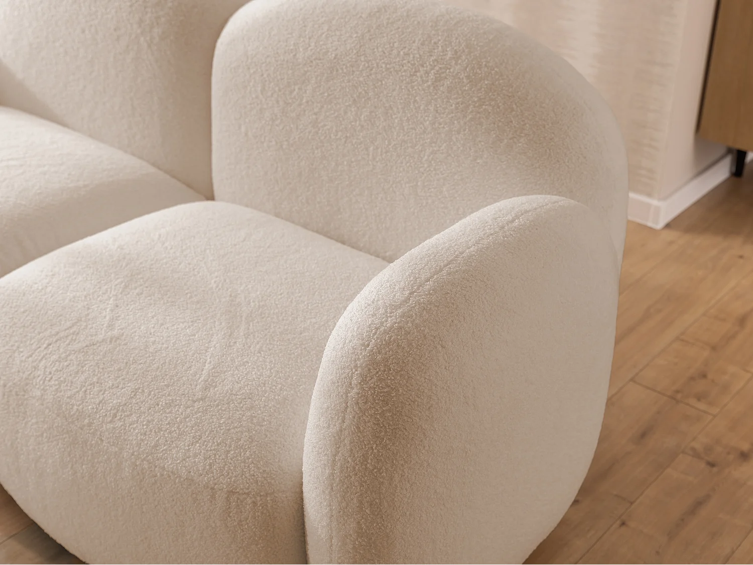 Nuvola - Moderne Ecksofa L-Form aus Hellbeige Bouclé-Stoff mit abgerundetem Design und hohem Sitzkomfort