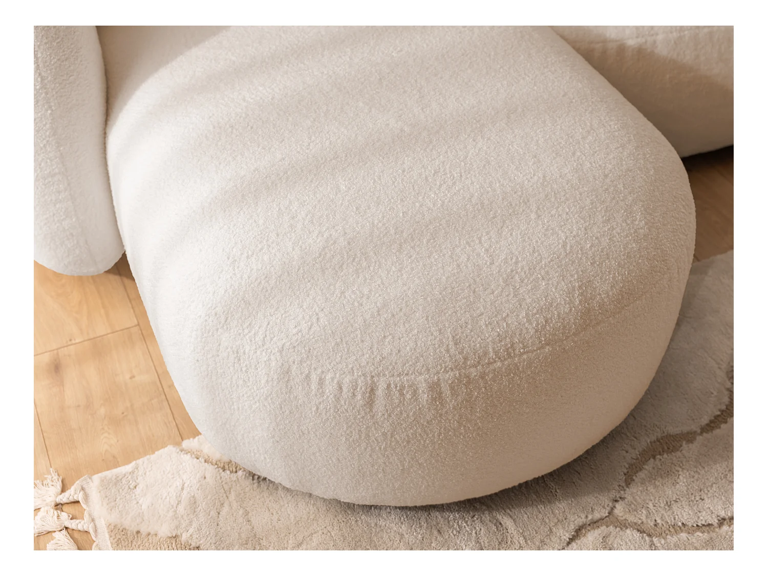 Nuvola - Moderne Ecksofa L-Form aus Hellbeige Bouclé-Stoff mit abgerundetem Design und hohem Sitzkomfort