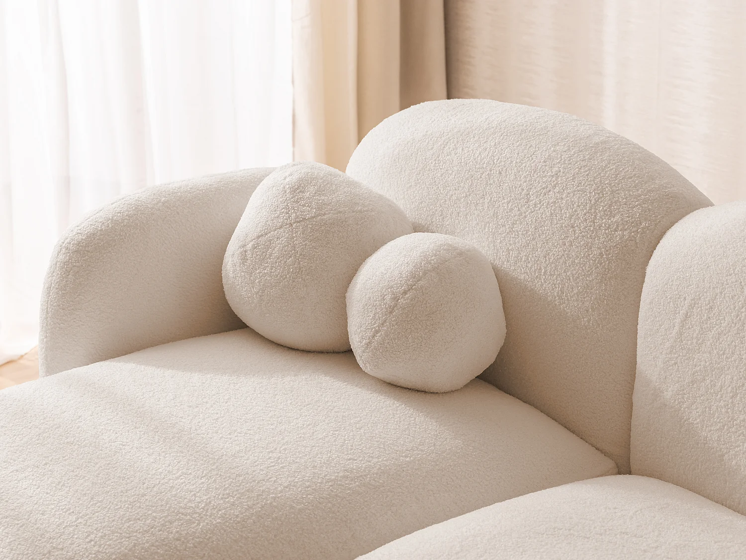 Nuvola - Moderne Ecksofa L-Form aus Hellbeige Bouclé-Stoff mit abgerundetem Design und hohem Sitzkomfort