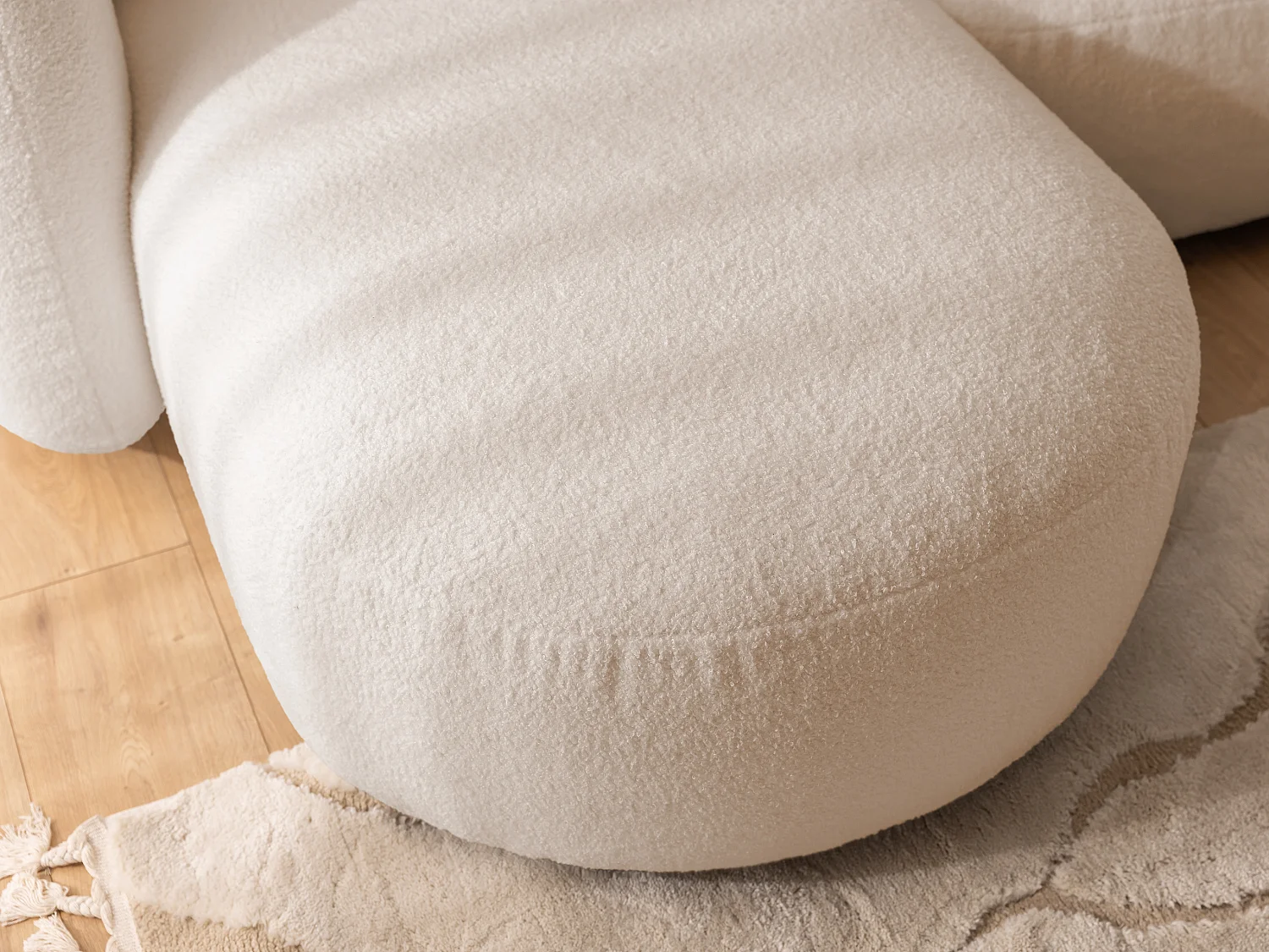 Nuvola - Moderne Ecksofa L-Form aus Hellbeige Bouclé-Stoff mit abgerundetem Design und hohem Sitzkomfort