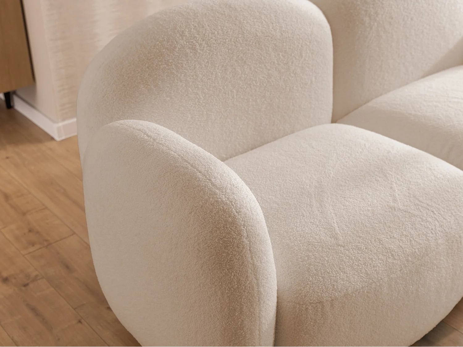 Nuvola - Moderne Ecksofa L-Form aus Hellbeige Bouclé-Stoff mit abgerundetem Design und hohem Sitzkomfort