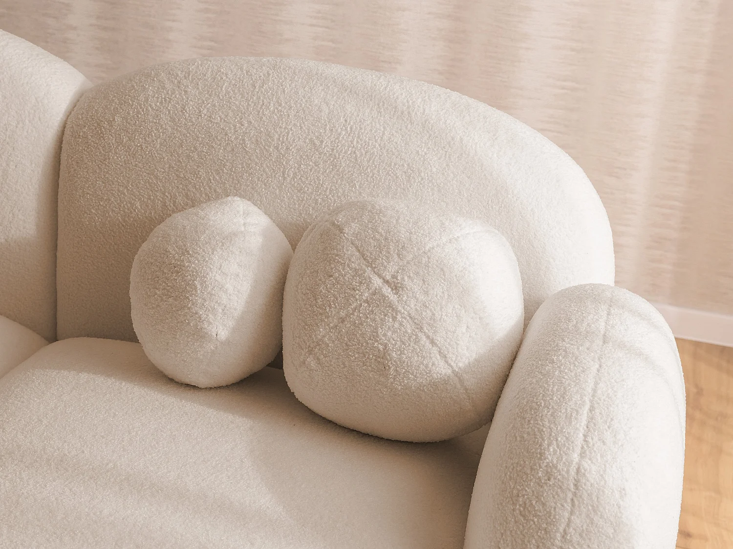 Nuvola - Moderne Ecksofa L-Form aus Hellbeige Bouclé-Stoff mit abgerundetem Design und hohem Sitzkomfort