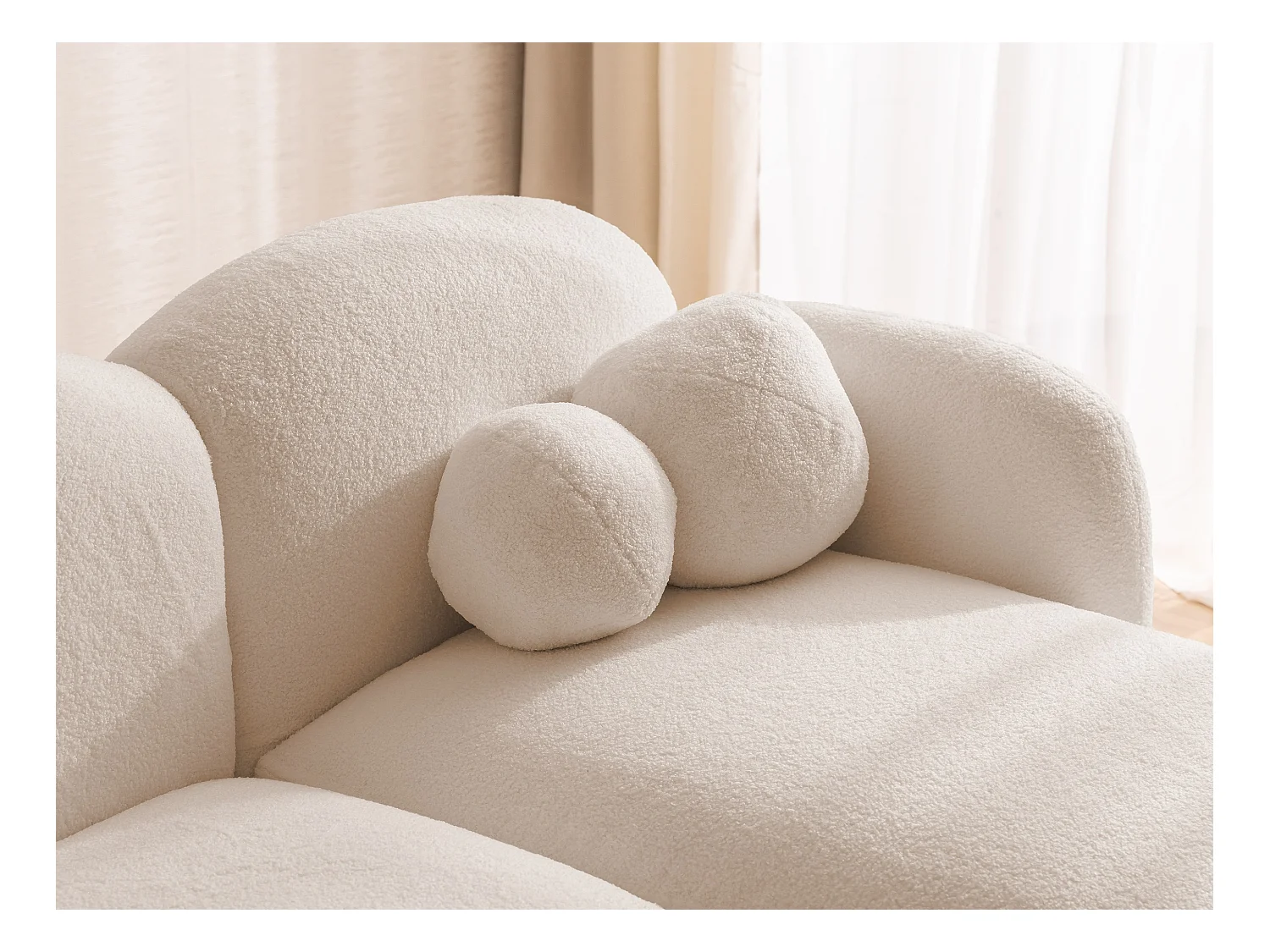 Nuvola - Moderne Ecksofa L-Form aus Hellbeige Bouclé-Stoff mit abgerundetem Design und hohem Sitzkomfort