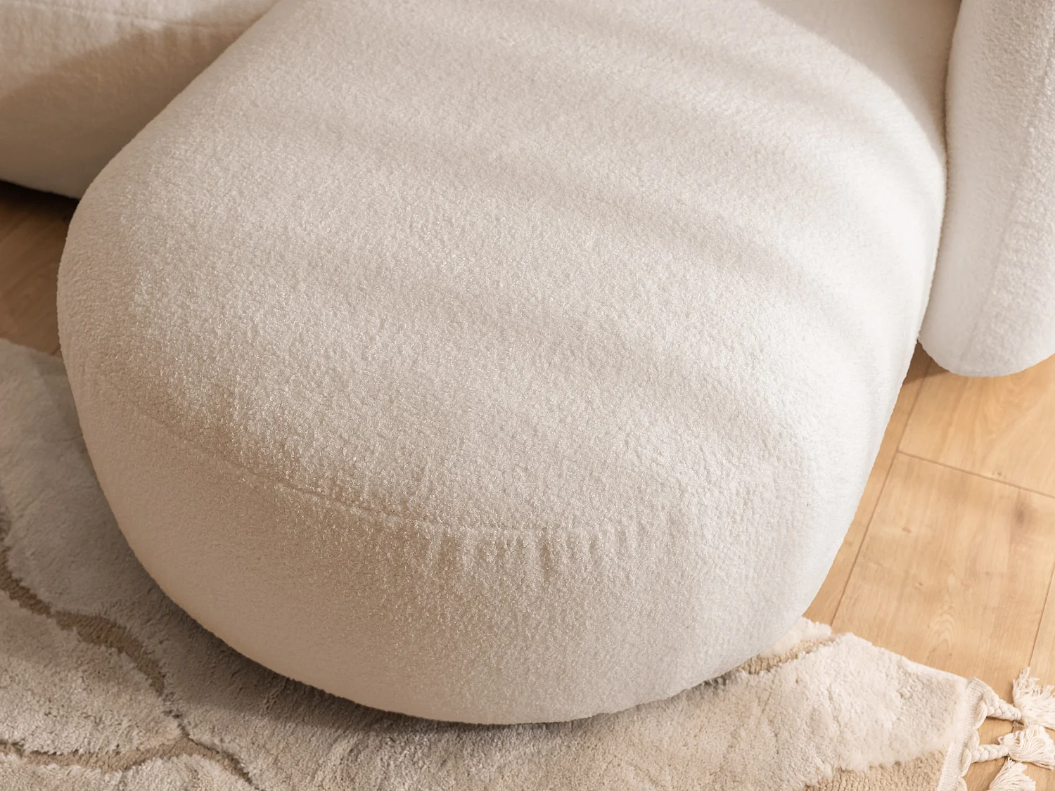 Nuvola - Moderne Ecksofa L-Form aus Hellbeige Bouclé-Stoff mit abgerundetem Design und hohem Sitzkomfort