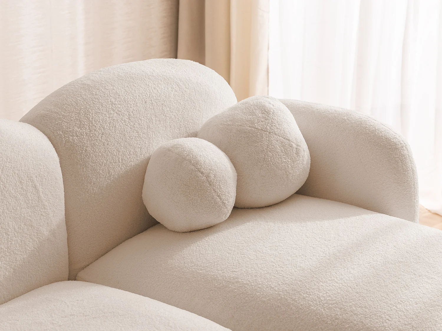 Nuvola - Moderne Ecksofa L-Form aus Hellbeige Bouclé-Stoff mit abgerundetem Design und hohem Sitzkomfort