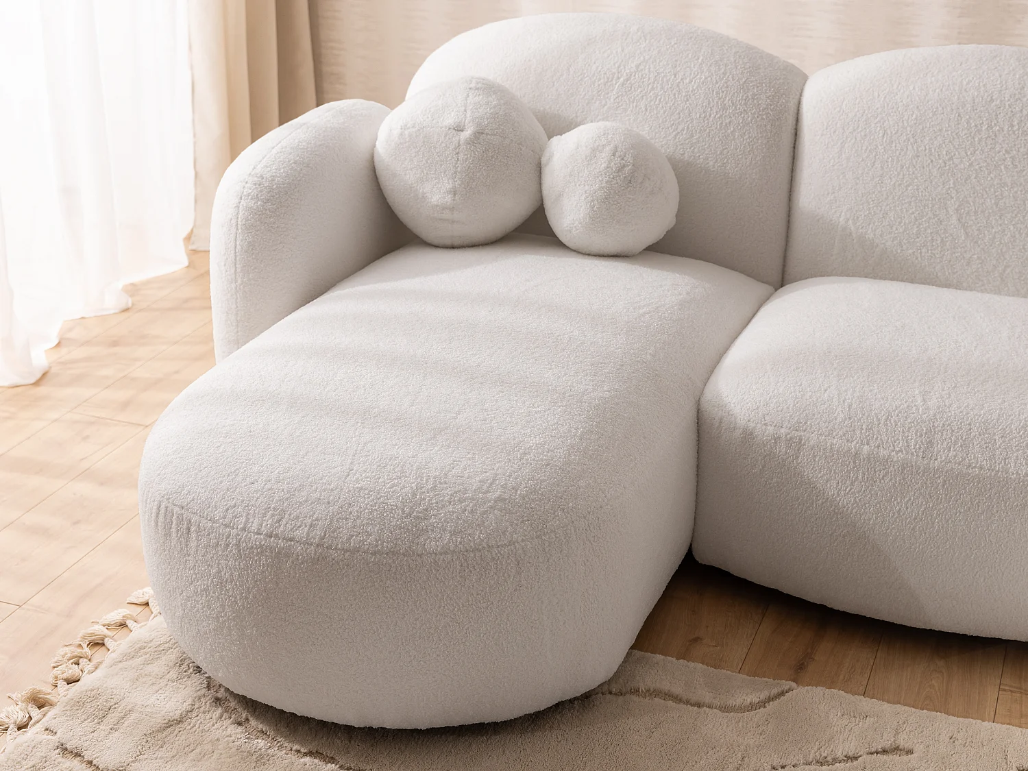 Nuvola - Moderne Wohnlandschaft aus Weiß Bouclé mit abgerundetem Design und hohem Sitzkomfort