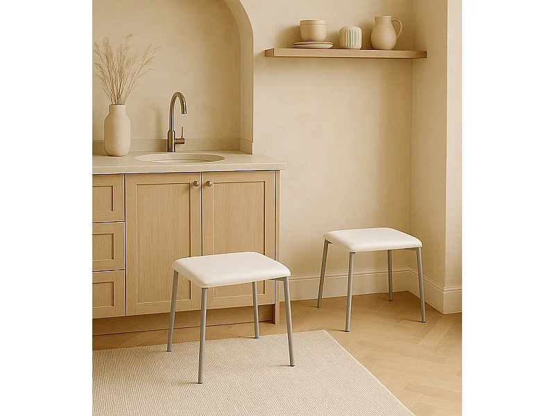 Pack de 4 taburetes bajos de 47x35x35 cm con asiento de PVC acolchado en color blanco Inya