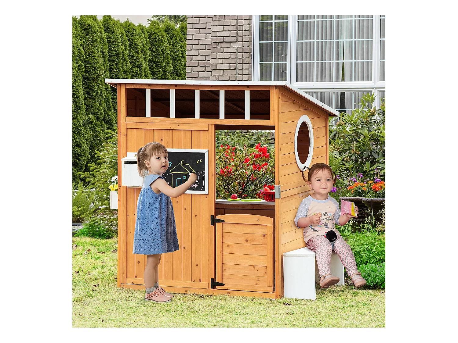 Casetta in legno per bambini con porta e finestre gialla