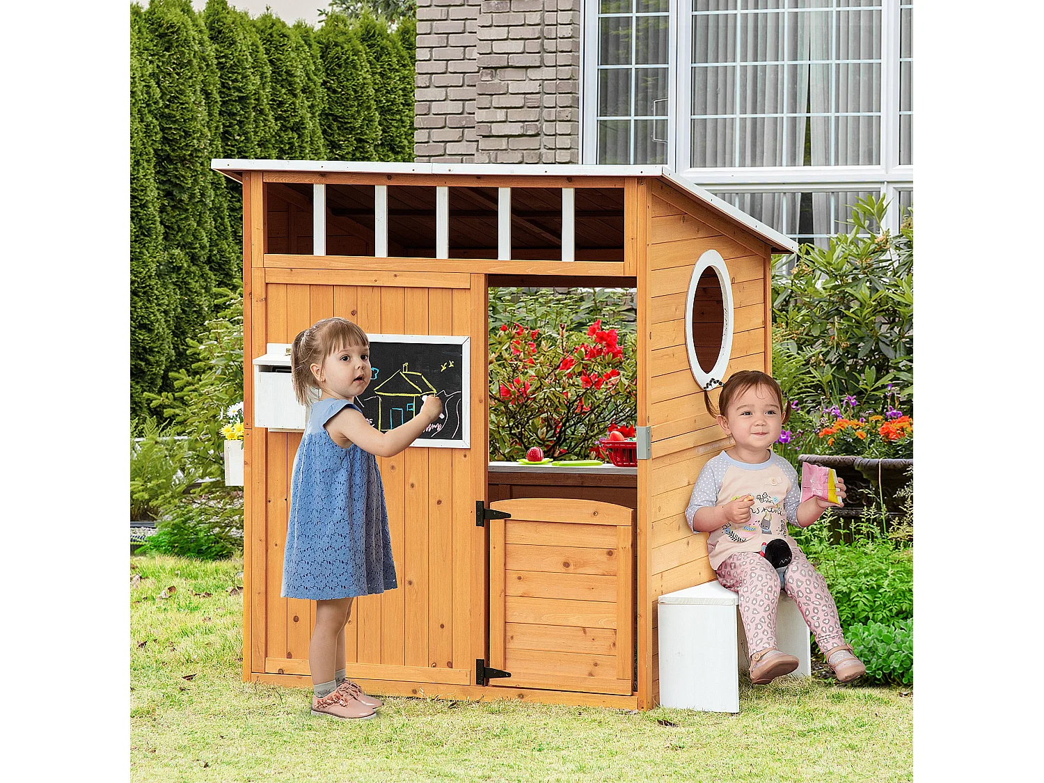 Casetta in legno per bambini con porta e finestre gialla