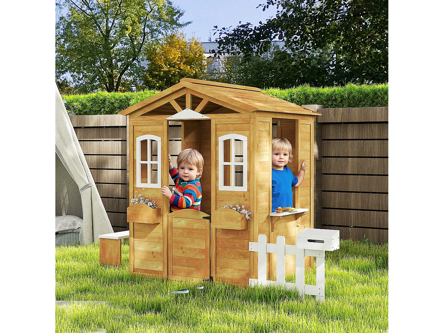 Casetta per bambini con staccionata e finestre in legno