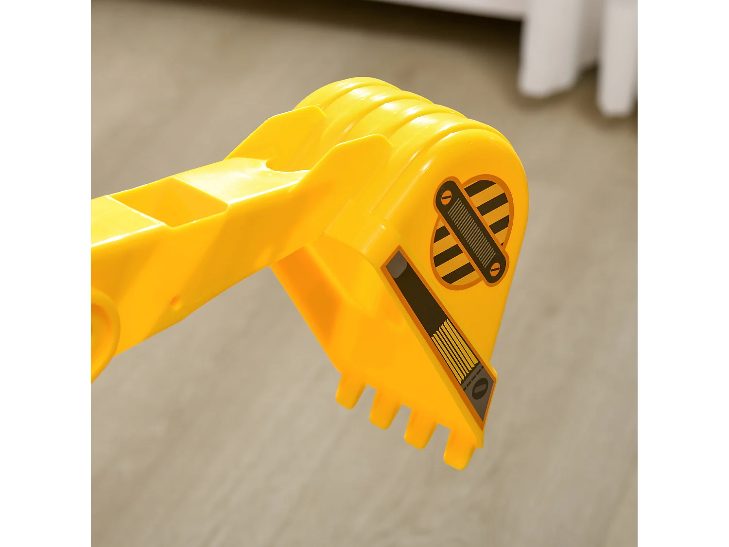 Ruspa giocattolo per bambini con schienale e braccio mobile