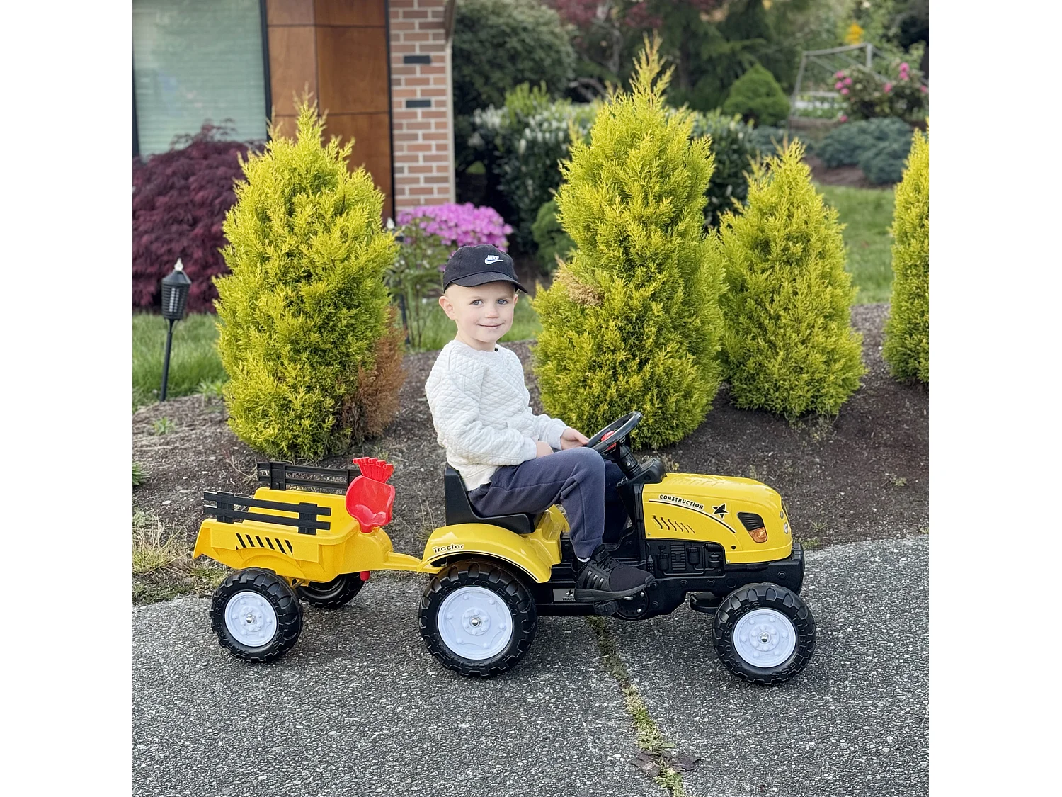 Trattore a pedali per bambini da 3 anni con rimorchio pala e rastrello