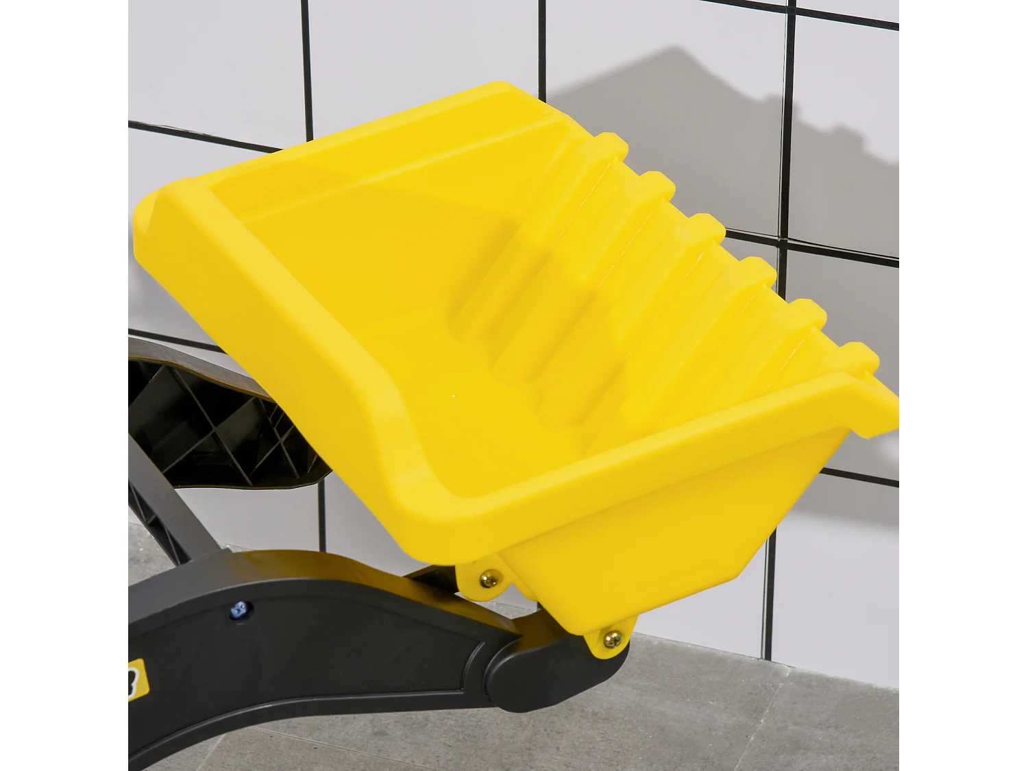 Escavatore a pedali per bambini con ruspa frontale giallo