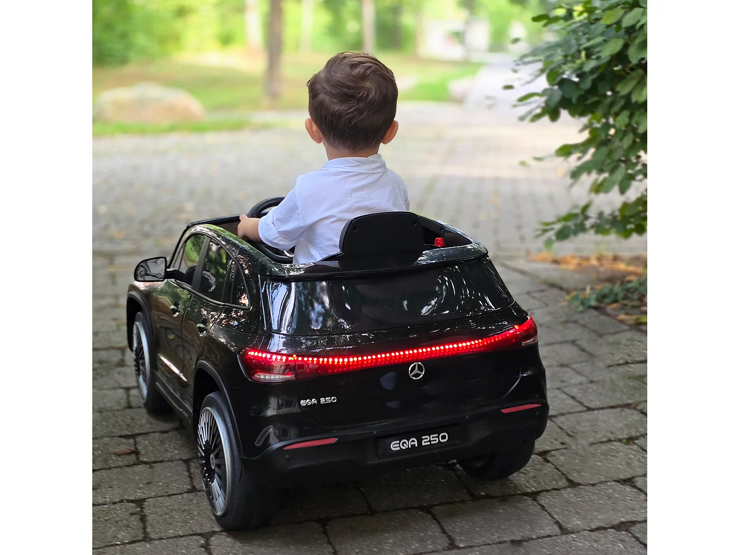 Macchina elettrica per bambini con licenza mercedes benz eqa nero