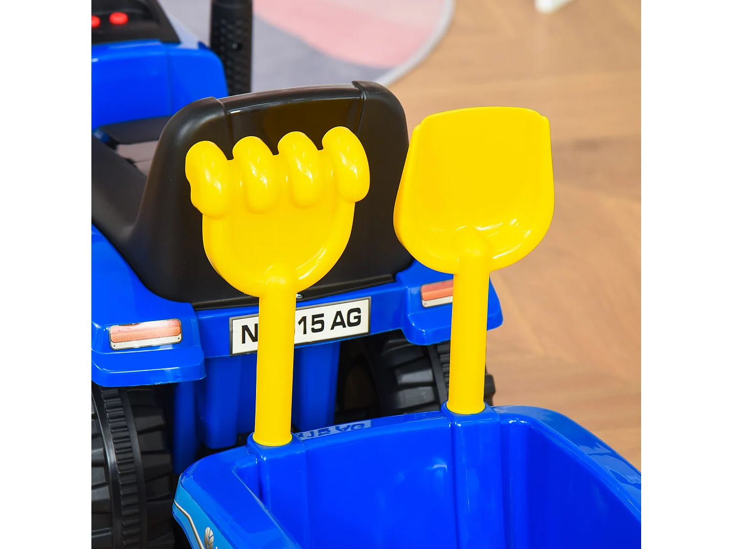 Trattore cavalcabile per bambini con rimorchio rastrello e pala