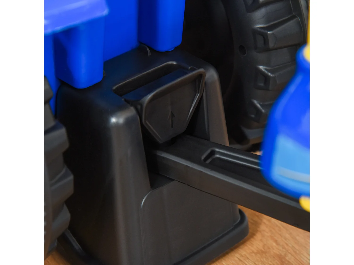 Trattore cavalcabile per bambini con rimorchio rastrello e pala