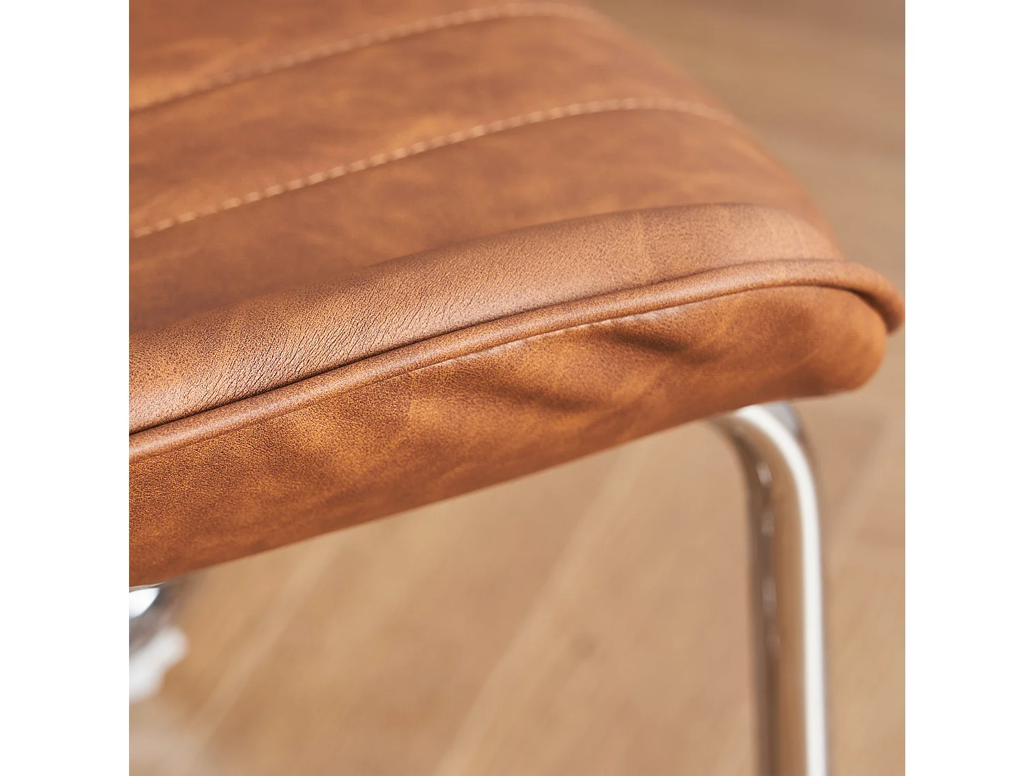 Juego de 2 sillas de comedor con respaldo tapizado y patas de metal plateado - PU marrón