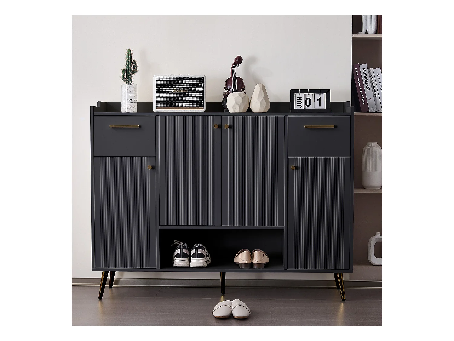 Meuble à chaussures noir avec 2 tiroirs de rangement et 4 portes, poignées et pieds dorés