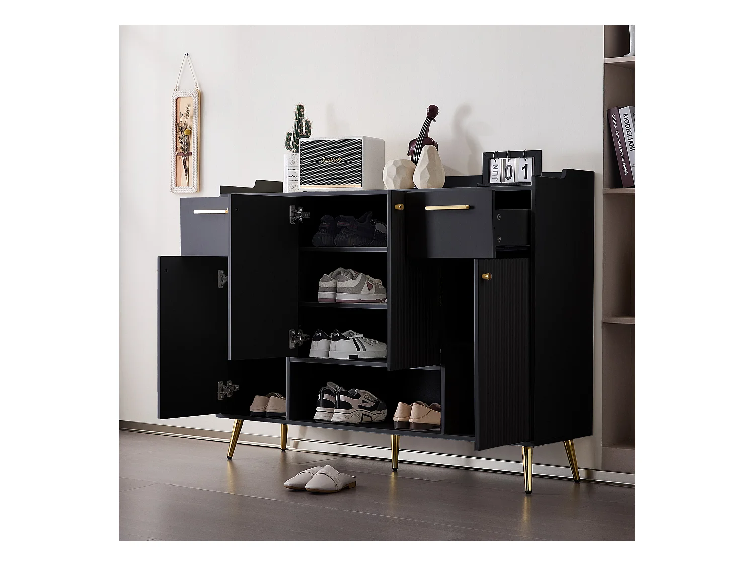 Meuble à chaussures noir avec 2 tiroirs de rangement et 4 portes, poignées et pieds dorés