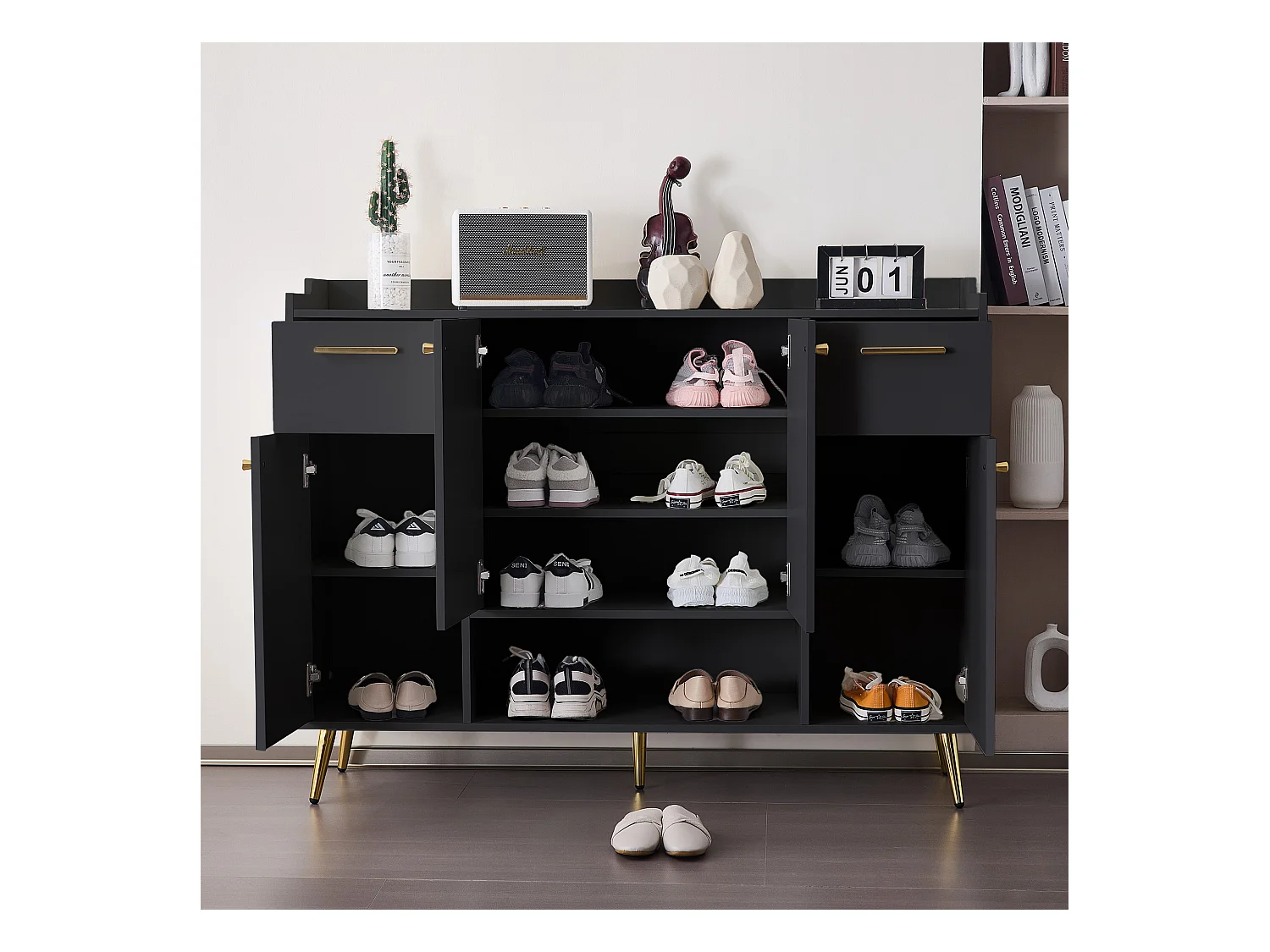 Meuble à chaussures noir avec 2 tiroirs de rangement et 4 portes, poignées et pieds dorés