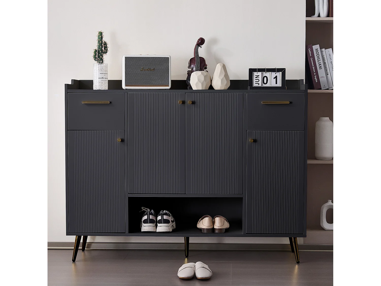 Meuble à chaussures noir avec 2 tiroirs de rangement et 4 portes, poignées et pieds dorés