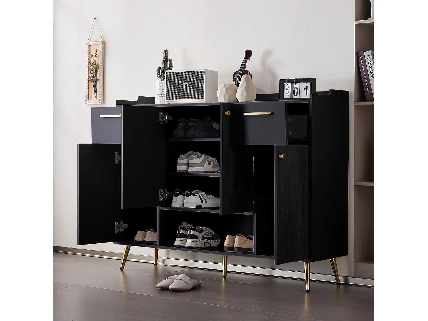 Meuble à chaussures noir avec 2 tiroirs de rangement et 4 portes, poignées et pieds dorés