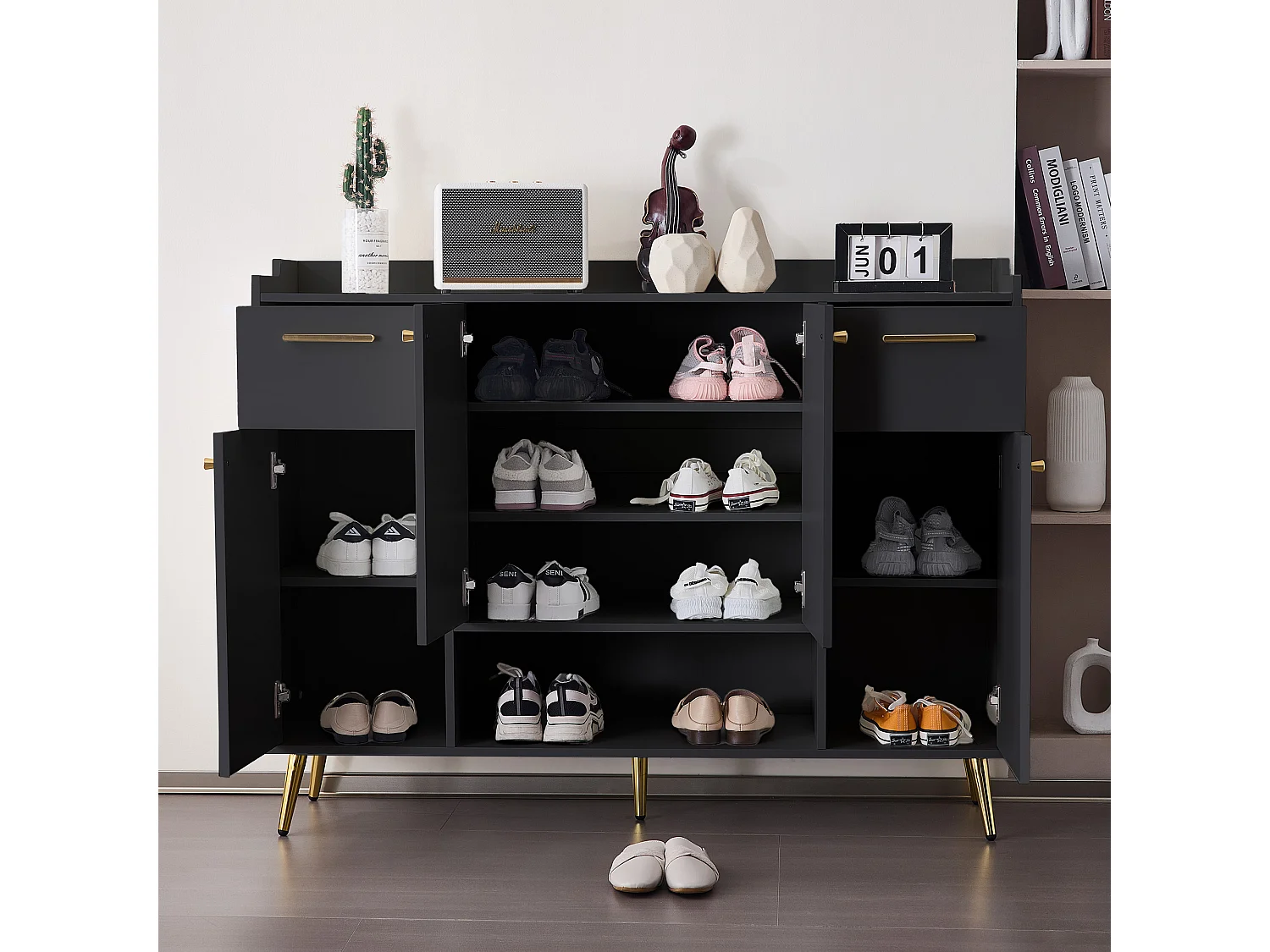 Meuble à chaussures noir avec 2 tiroirs de rangement et 4 portes, poignées et pieds dorés