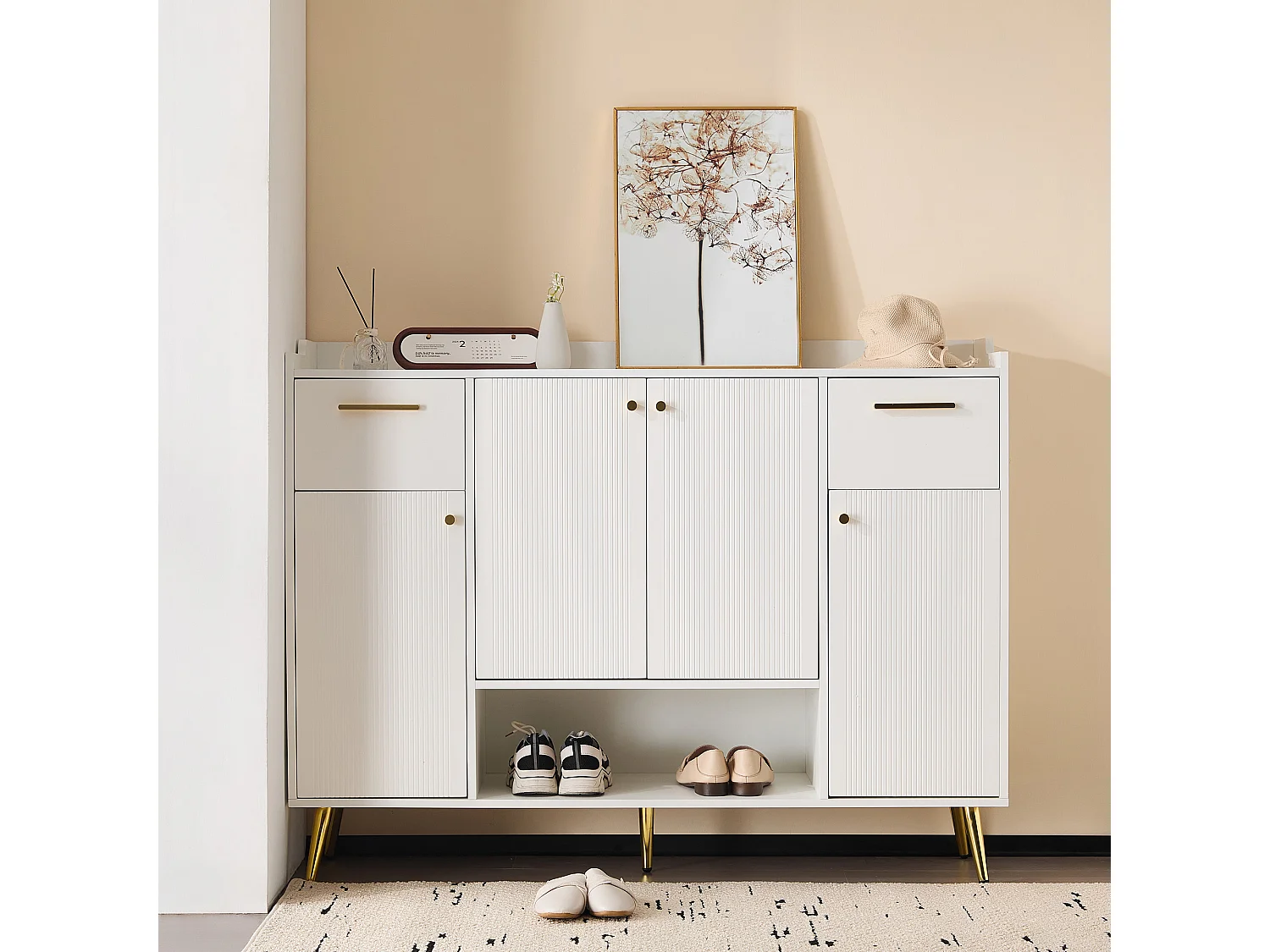 Biała szafka na buty z 2 szufladami i 4 drzwiami, złotymi uchwytami i nogami