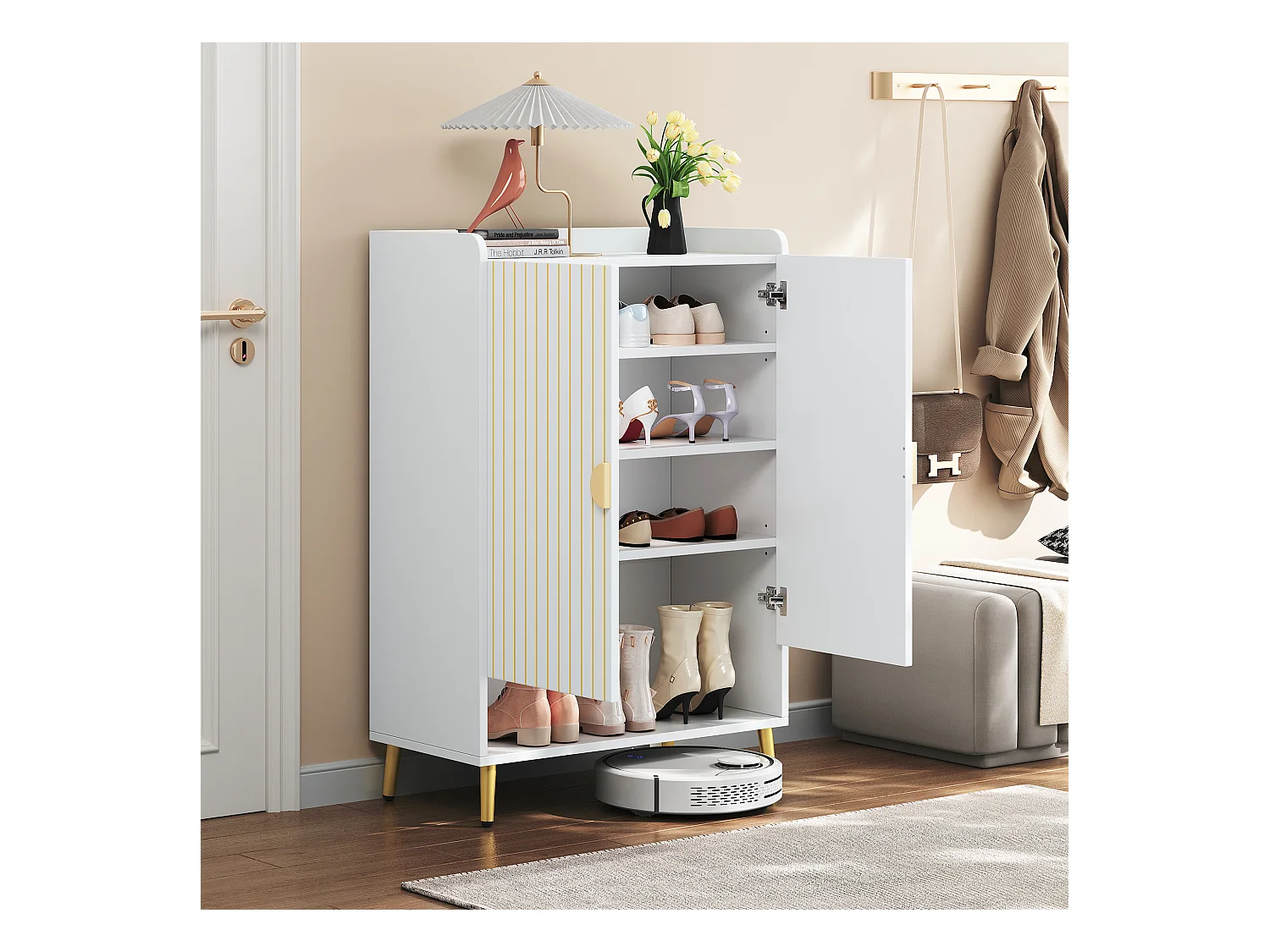 Meuble à chaussures blanc avec 2 portes et étagères ouvertes, poignées et pieds dorés