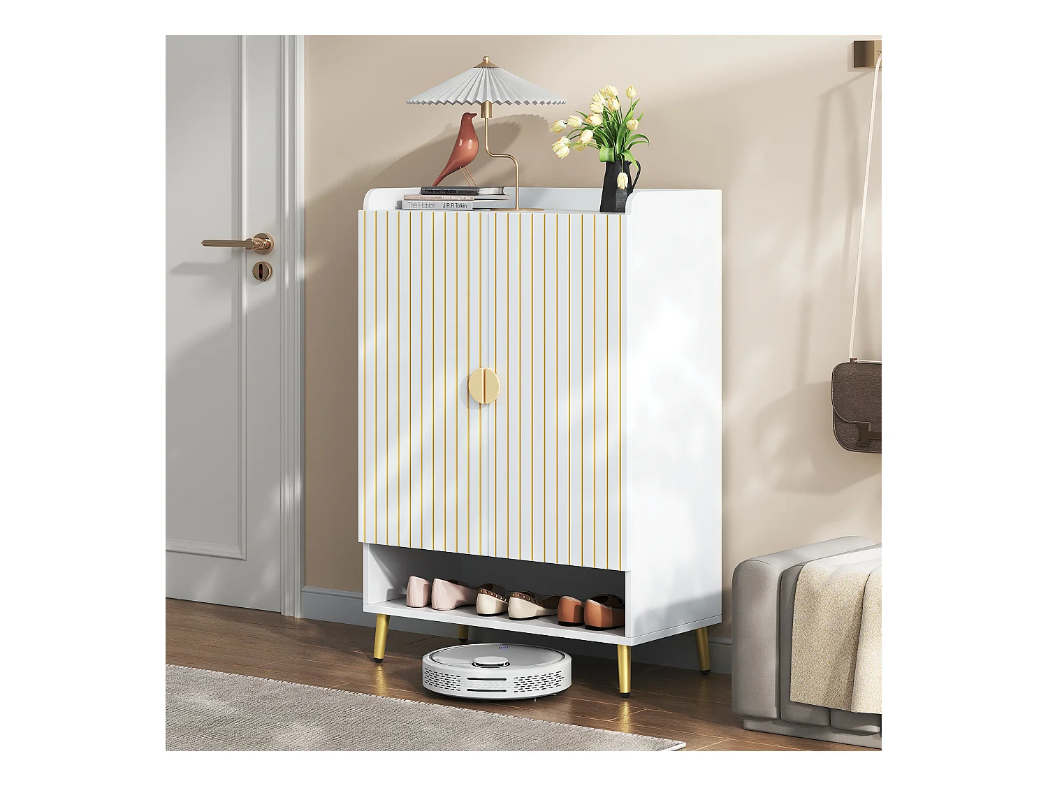 Meuble à chaussures blanc avec 2 portes et étagères ouvertes, poignées et pieds dorés