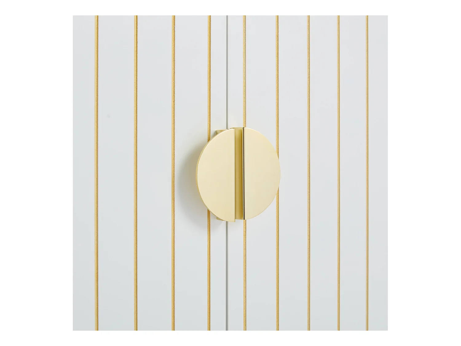 Meuble à chaussures blanc avec 2 portes et étagères ouvertes, poignées et pieds dorés