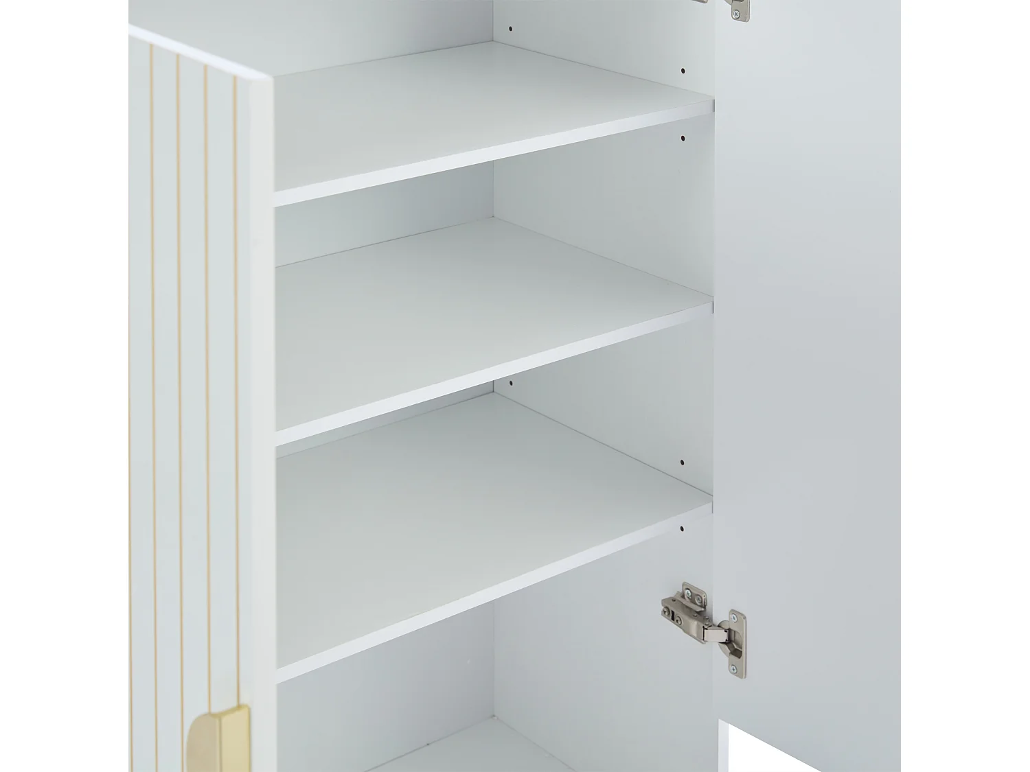 Meuble à chaussures blanc avec 2 portes et étagères ouvertes, poignées et pieds dorés