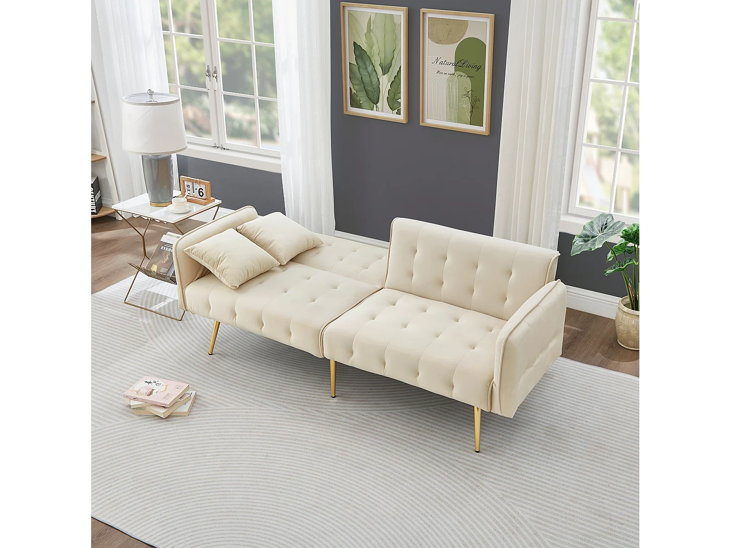 Beige fluwelen tweezitsbank met verstelbare armleuningen en rugleuning, goudkleurige metalen poten