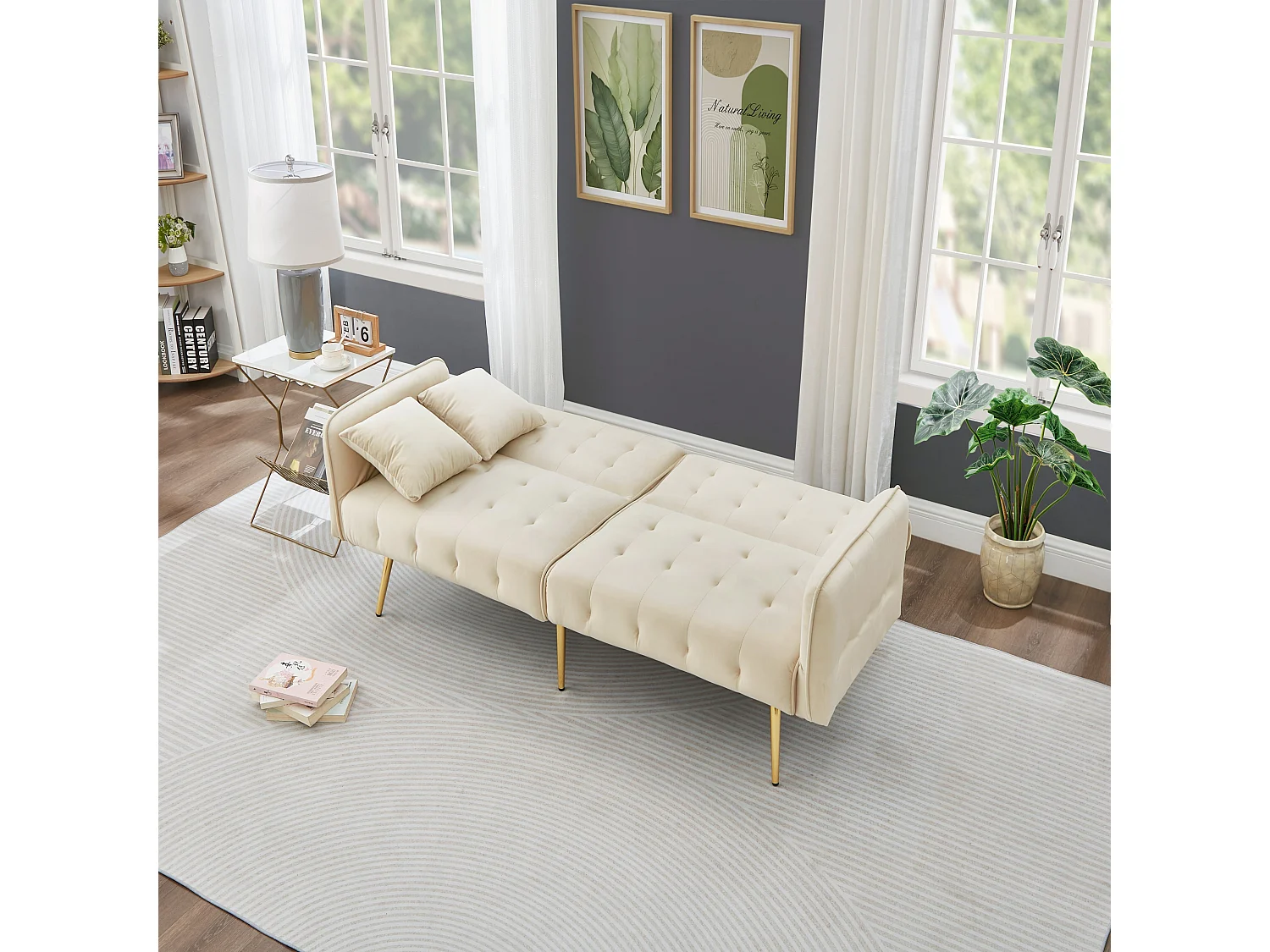 Beige fluwelen tweezitsbank met verstelbare armleuningen en rugleuning, goudkleurige metalen poten