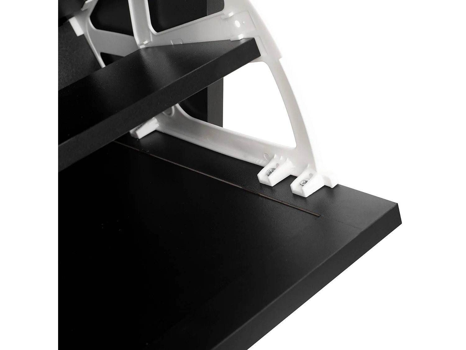 Czarna szafka na buty z 3 uchylnymi drzwiami i złotymi uchwytami – idealna do przedpokoju i korytarza