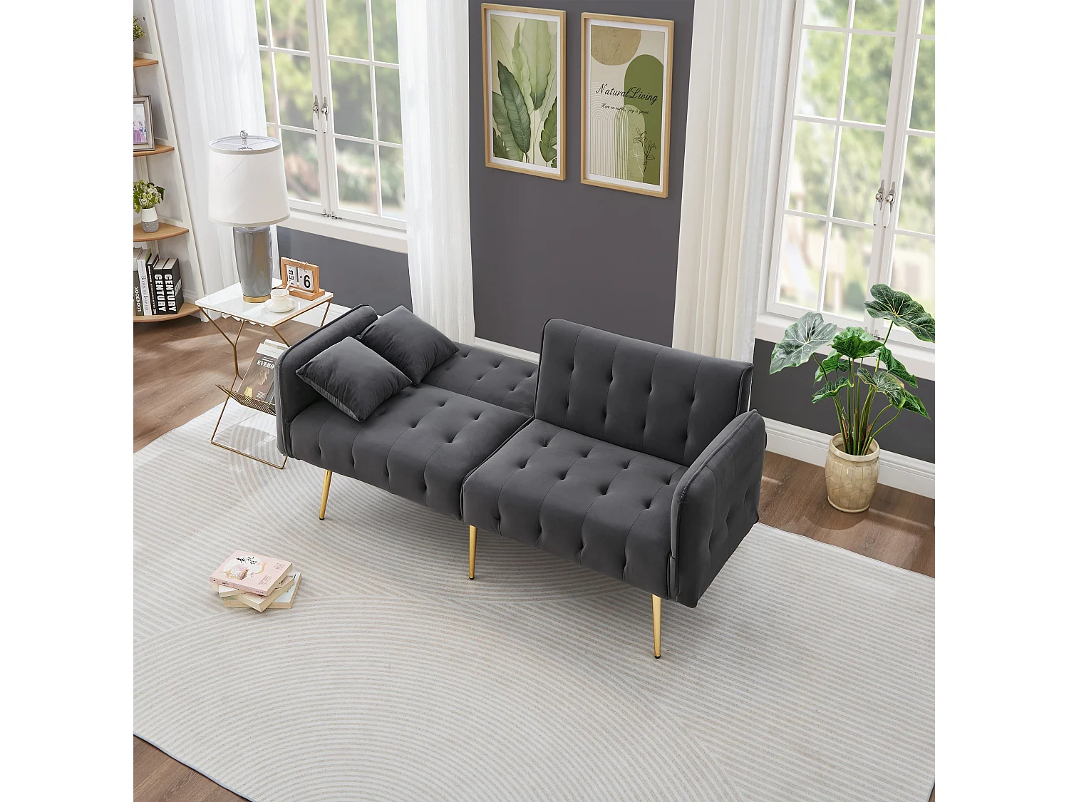 Grijze fluwelen tweezitsbank met verstelbare armleuningen en rugleuning, goudkleurige metalen poten