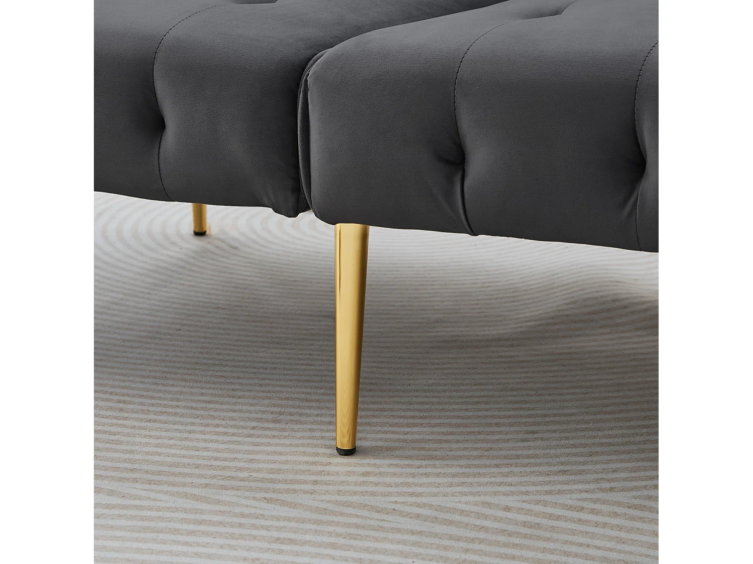 Grijze fluwelen tweezitsbank met verstelbare armleuningen en rugleuning, goudkleurige metalen poten