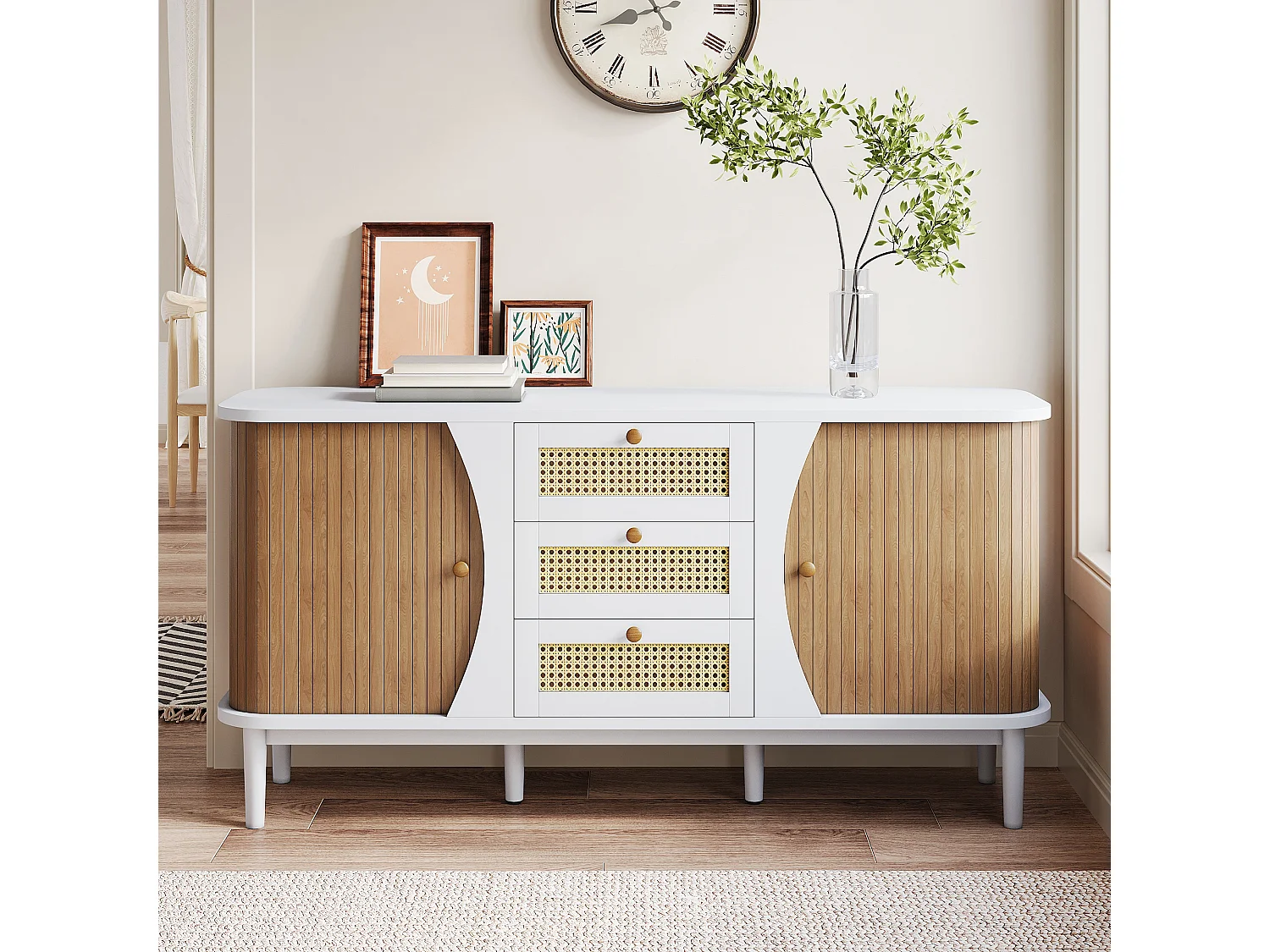 Weißes und naturbelassenes Sideboard mit 2 Türen, 3 Rattanschubladen und verstellbaren Einlegeböden – für Wohn- und Esszimmer