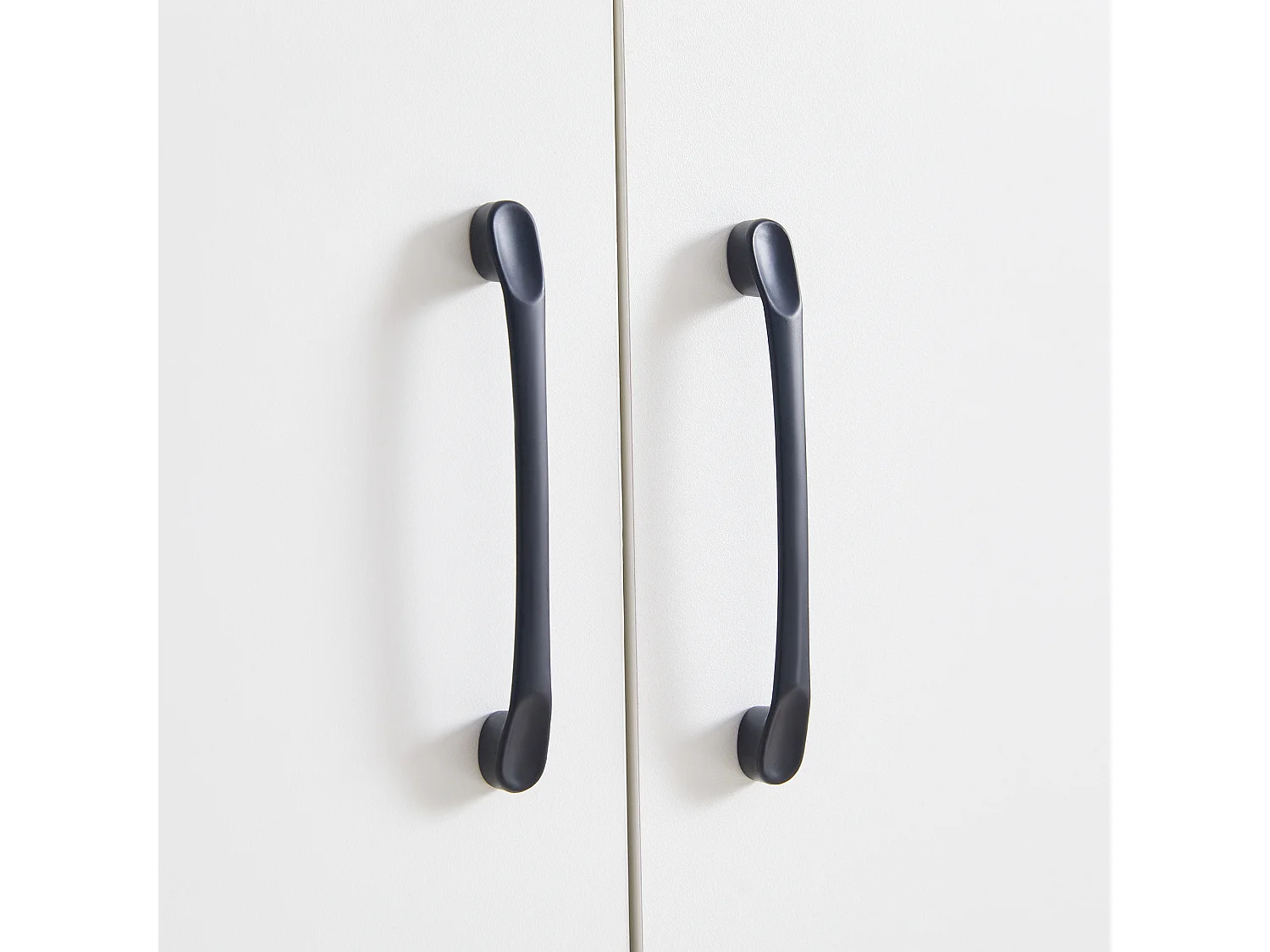 Buffet blanc avec 4 portes et étagères réglables, poignées noires - pour salon et salle à manger