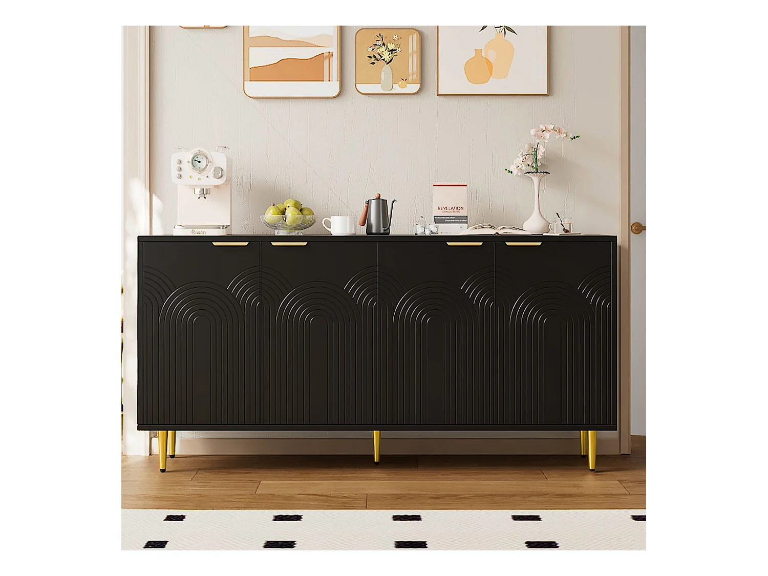 Schwarzes Sideboard mit 4 strukturierten Türen, goldenen Griffen und Beinen – perfekt für Wohn- und Esszimmer