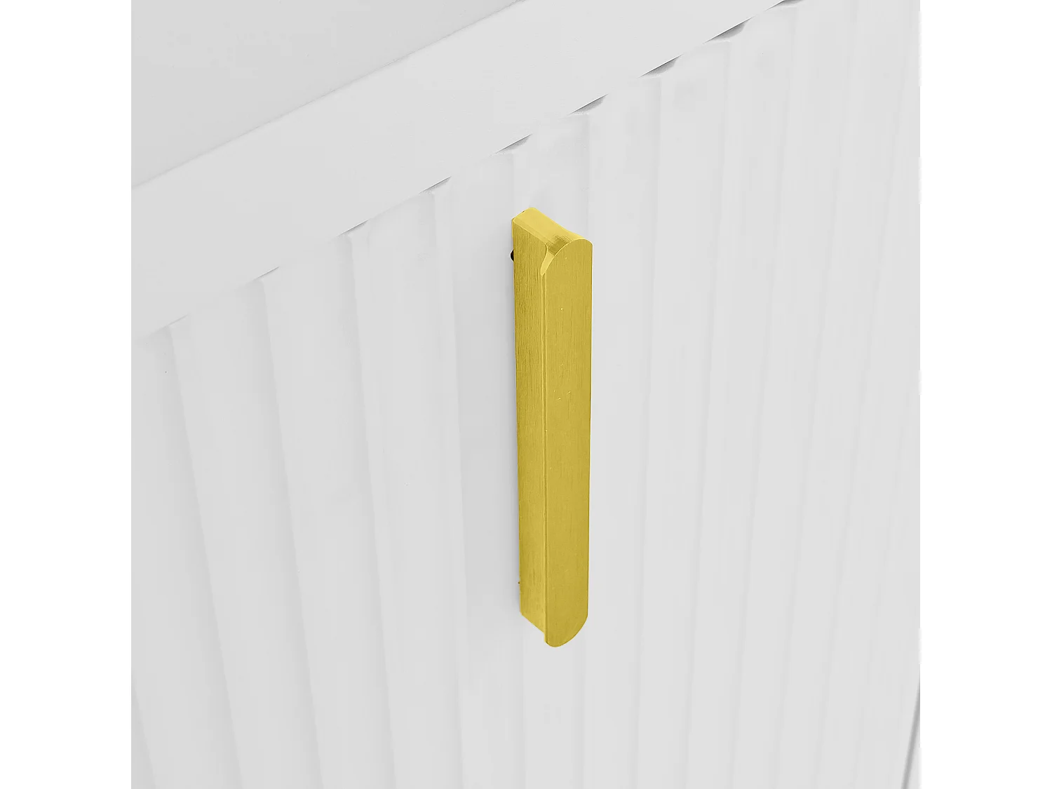 Wit dressoir met 4 gestreepte deuren en verstelbare tussenschotten, gouden handgrepen