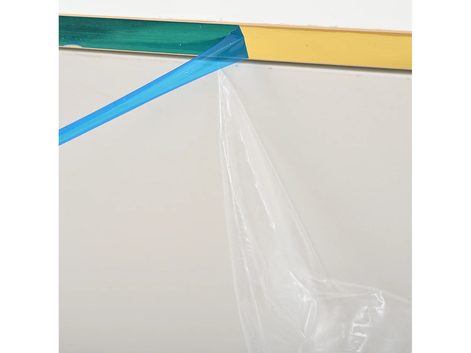 Witte tv-kast met drie opberglades en gouden afwerking - voor woonkamers en kantoren