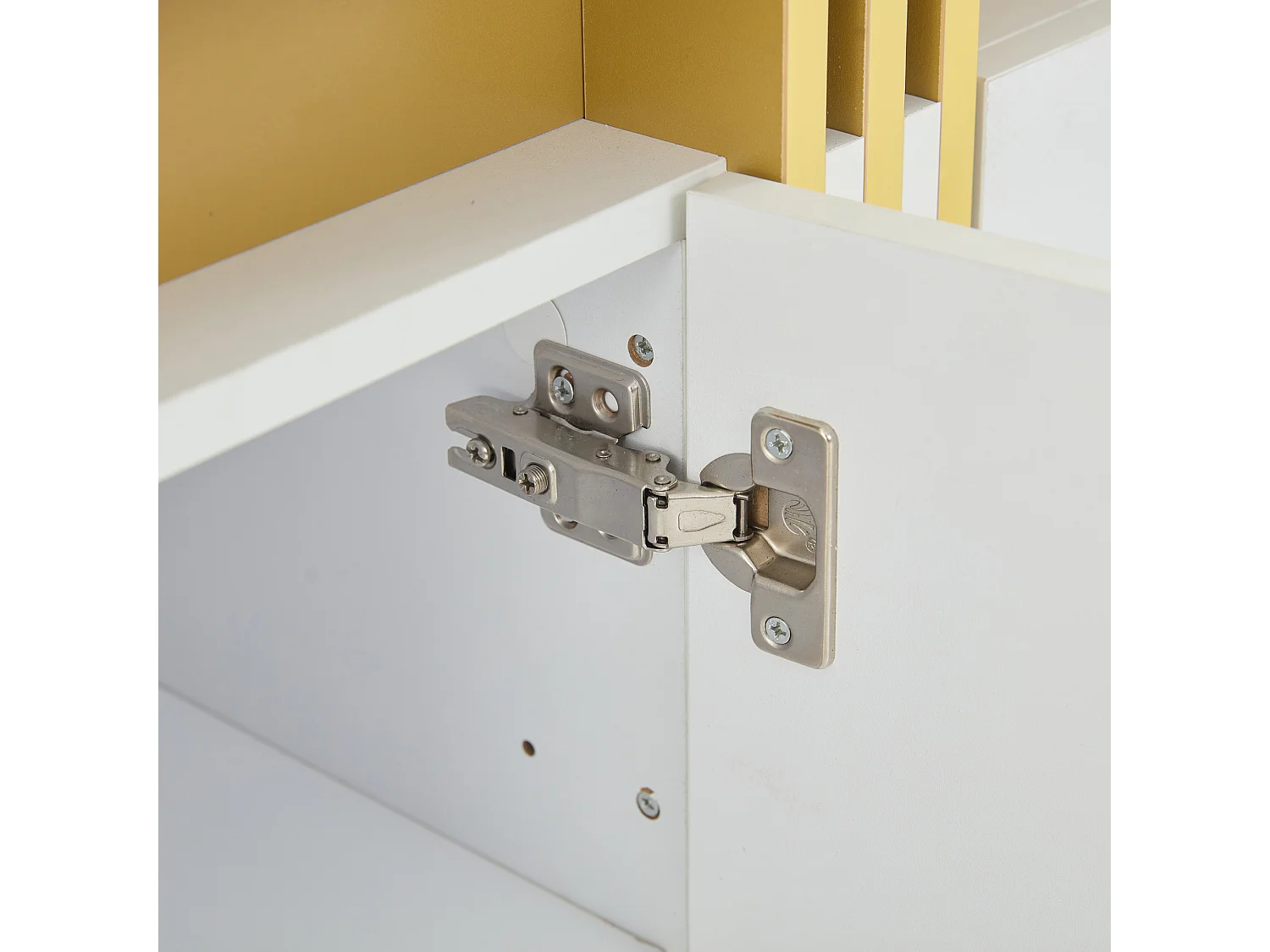 Weißes Sideboard mit 3 Türen und verstellbaren Einlegeböden – ideal für Wohn- und Esszimmer