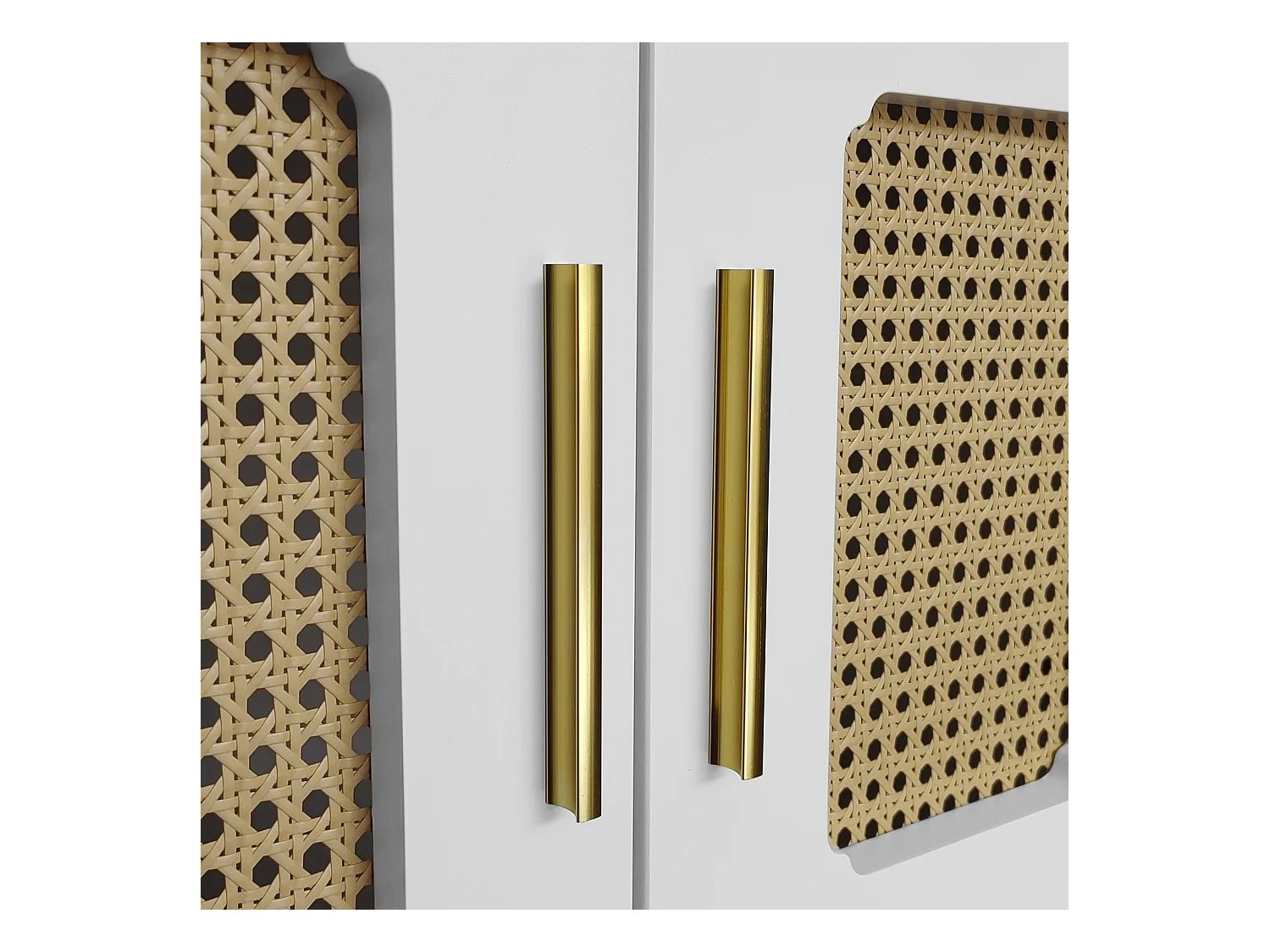 Biała szafka pod telewizor z 4 drzwiami z rattanu i 2 szufladami, złote metalowe nogi - do salonu i biura