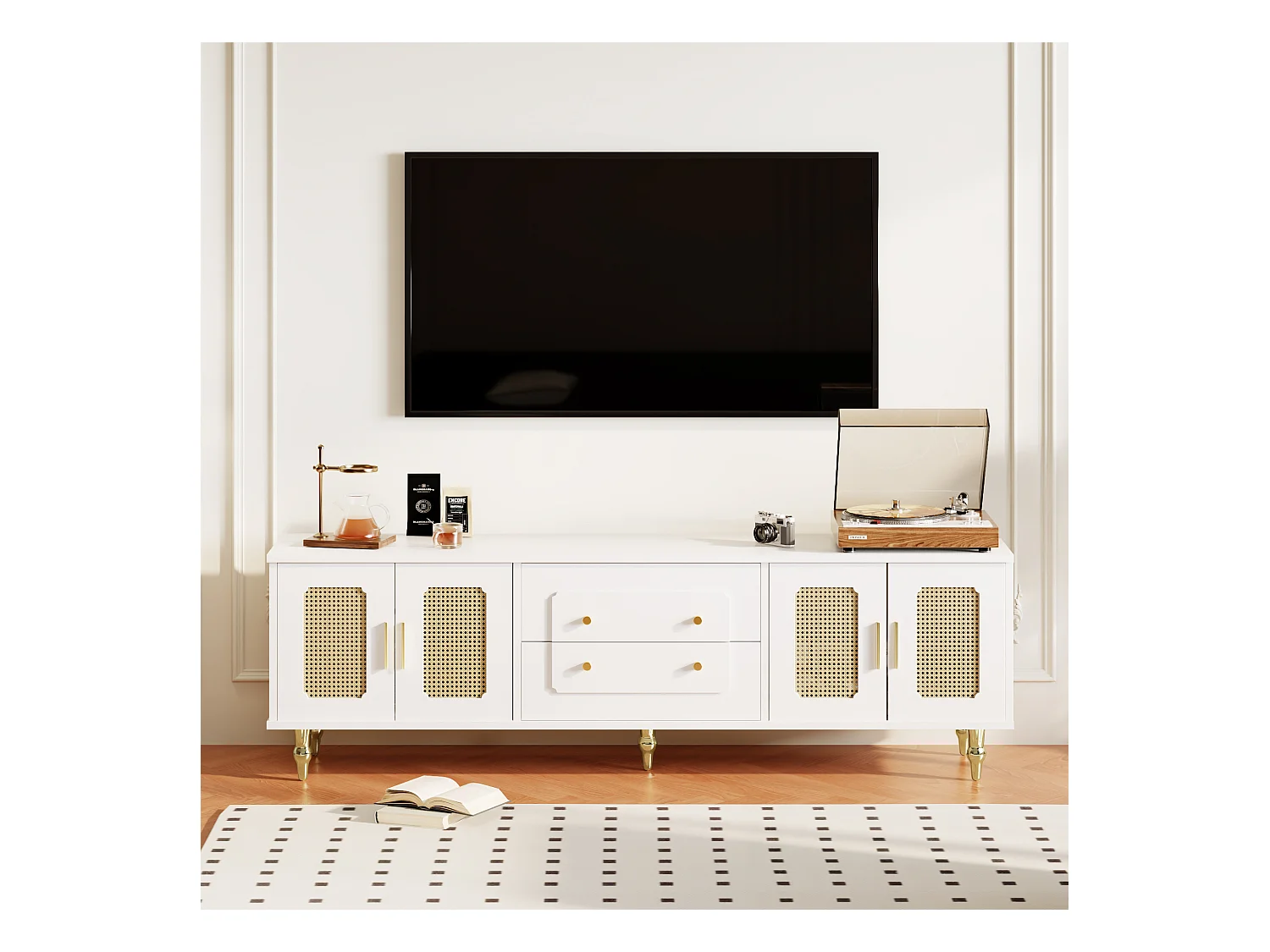 Meuble TV blanc avec 4 portes en rotin et 2 tiroirs,  pieds en métal doré - pour salon et bureau