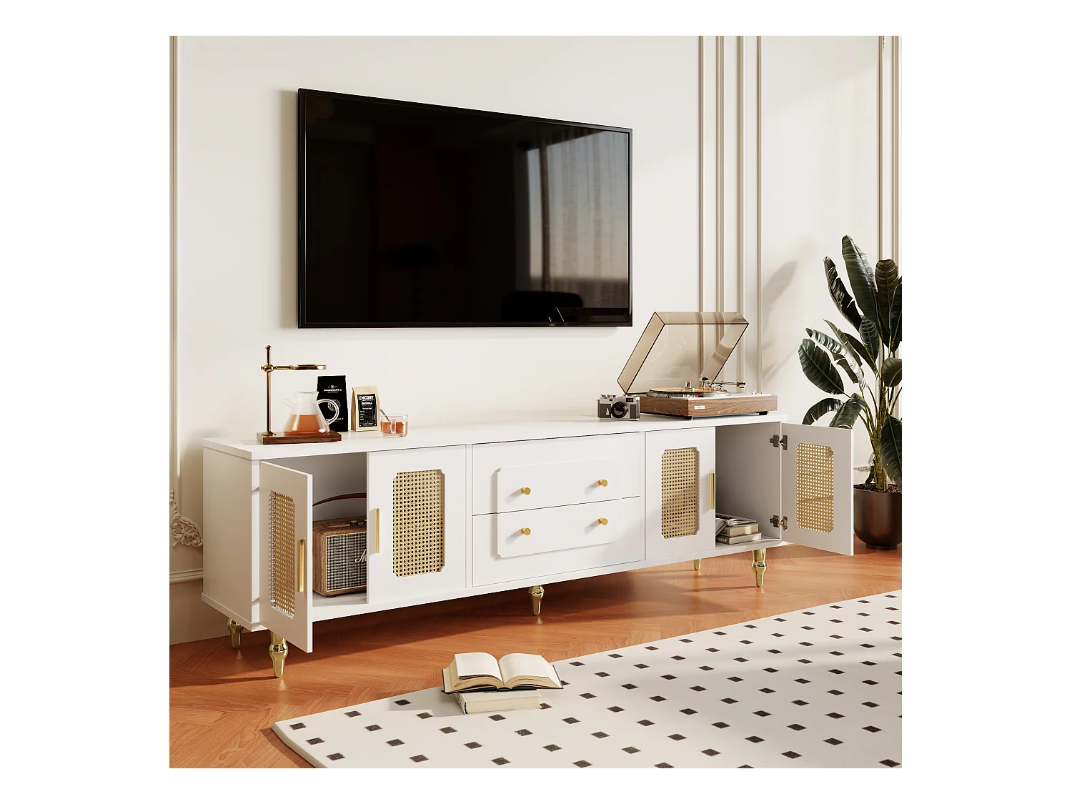Meuble TV blanc avec 4 portes en rotin et 2 tiroirs,  pieds en métal doré - pour salon et bureau
