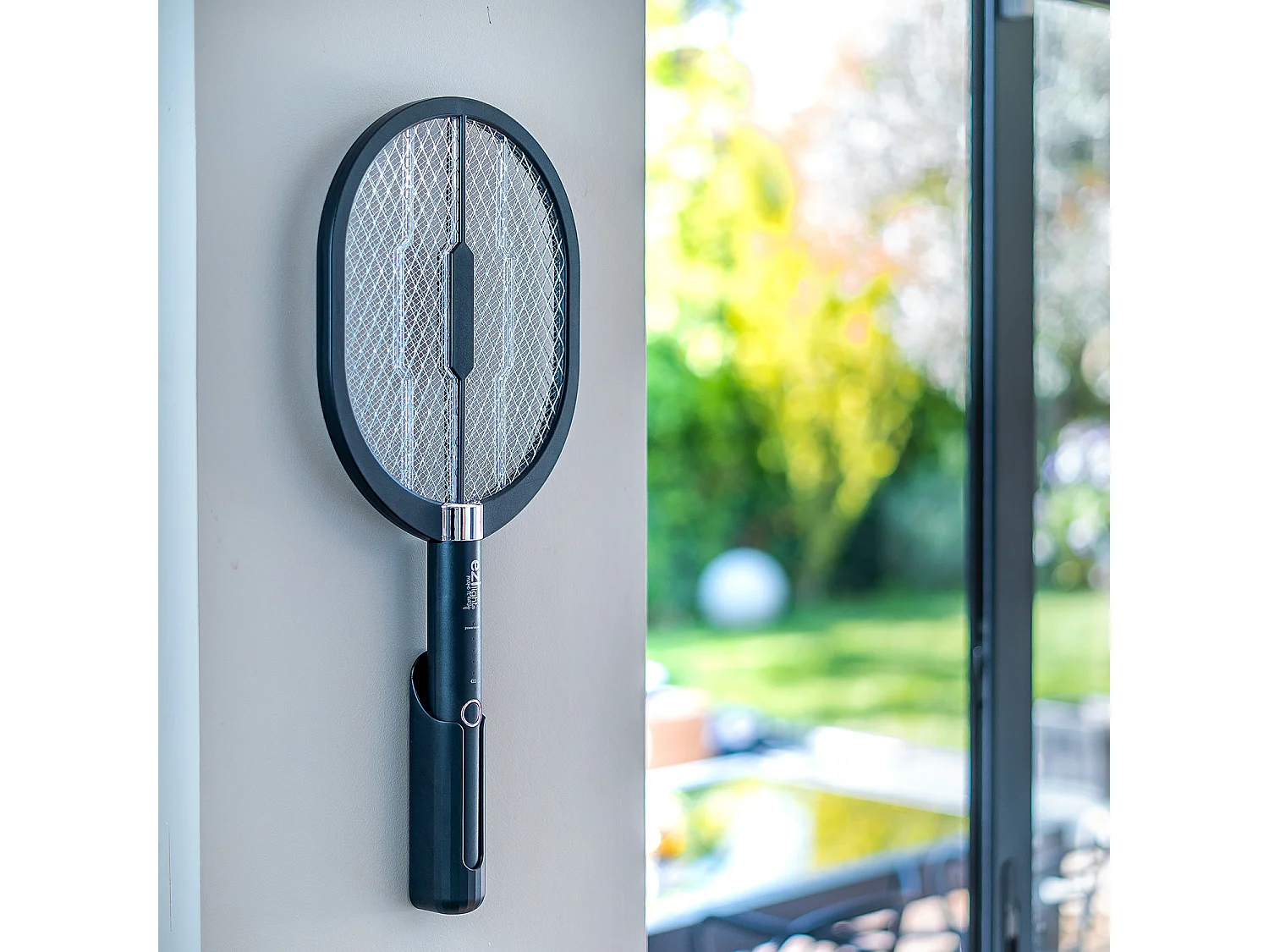 Mückenabwehrracket EZIlight® Mosquito Racket - Phototax™ Technologie, USB-Aufladung, Leise