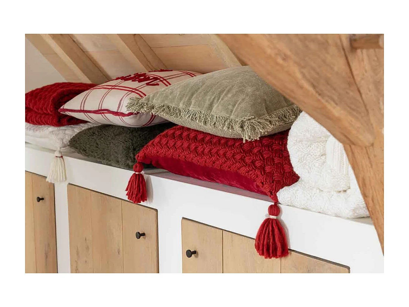 Cuscino rettangolare all'uncinetto con frange in acrilico rosso 58x39 cm