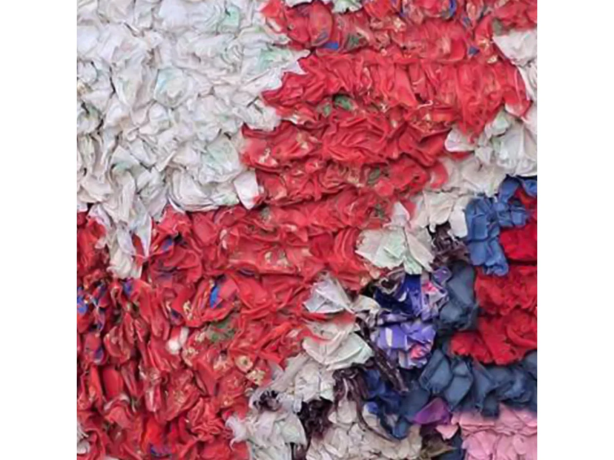 Authentique tapis berbère 160x250 fait main en tissu recyclé rose et bleu BOUSKE