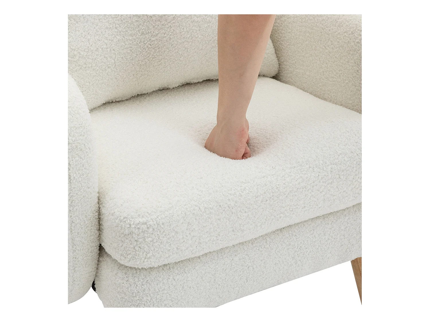 Witte fauteuil met kussens, teddy fluweel, houten poten 71x72x71cm